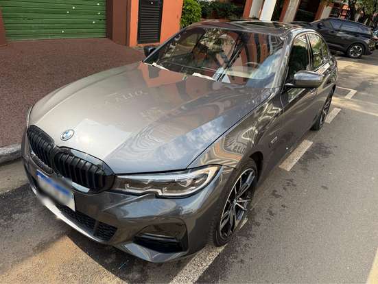 BMW-330e-2022