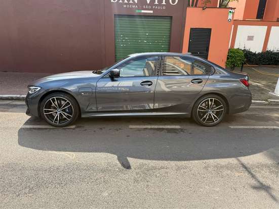 BMW-330e-2022
