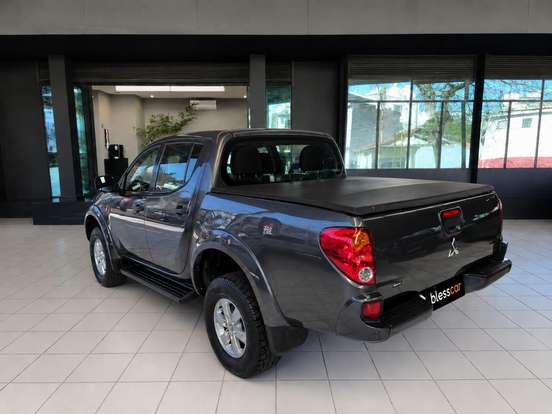 MITSUBISHI-L200 TRITON-2.4 HLS 4X2 CD 16V FLEX 4P MANUAL MITSUBISHI-L200 TRITON-2015
