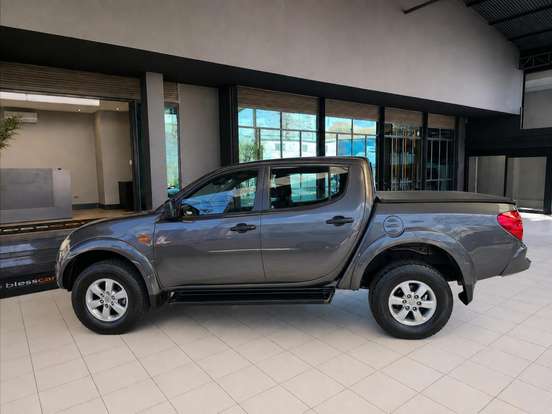 MITSUBISHI-L200 TRITON-2.4 HLS 4X2 CD 16V FLEX 4P MANUAL MITSUBISHI-L200 TRITON-2015