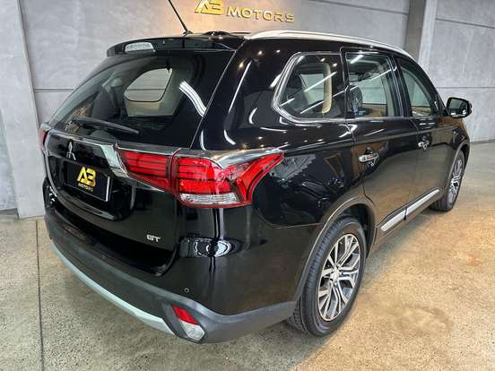 MITSUBISHI-OUTLANDER-3.0 GT 4X4 V6 24V GASOLINA 4P AUTOMÁTICO MITSUBISHI-OUTLANDER-2015
