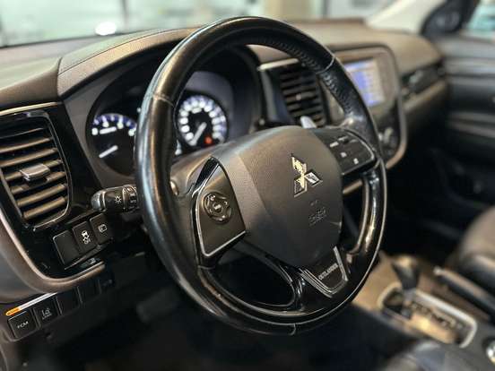 MITSUBISHI-OUTLANDER-3.0 GT 4X4 V6 24V GASOLINA 4P AUTOMÁTICO MITSUBISHI-OUTLANDER-2015