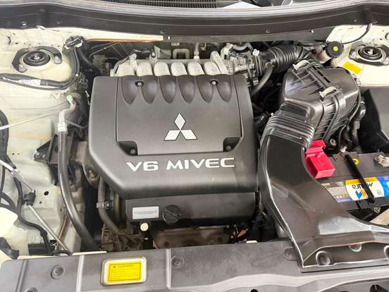 MITSUBISHI-OUTLANDER-2015