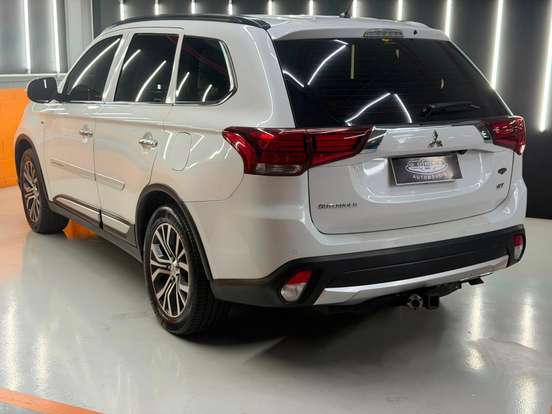 MITSUBISHI-OUTLANDER-2015