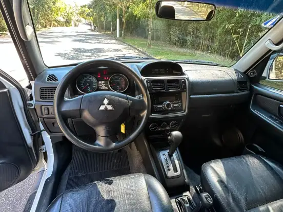 MITSUBISHI-PAJERO TR4-2.0 4X4 16V 140CV FLEX 4P AUTOMÁTICO MITSUBISHI-PAJERO TR4-2013