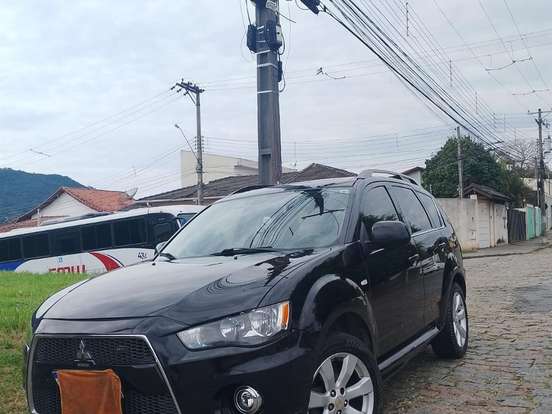 MITSUBISHI-OUTLANDER-3.0 GT4 4X4 V6 24V GASOLINA 4P AUTOMÁTICO MITSUBISHI-OUTLANDER-2013