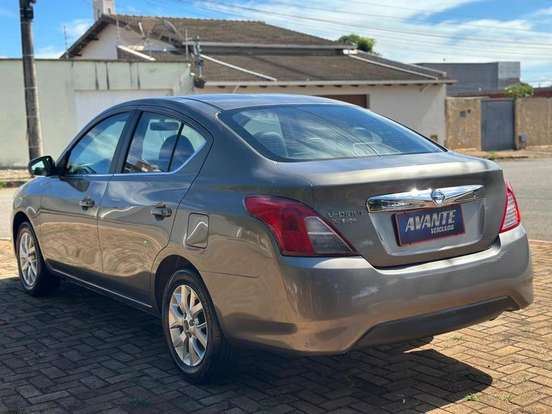 NISSAN-VERSA-2021