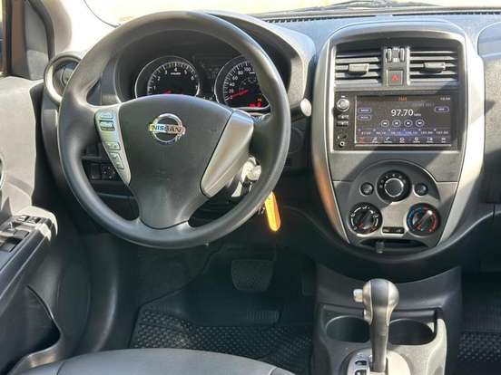 NISSAN-VERSA-2021