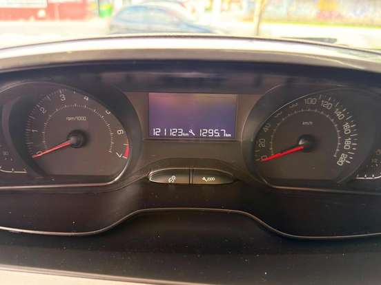 PEUGEOT-208-2013