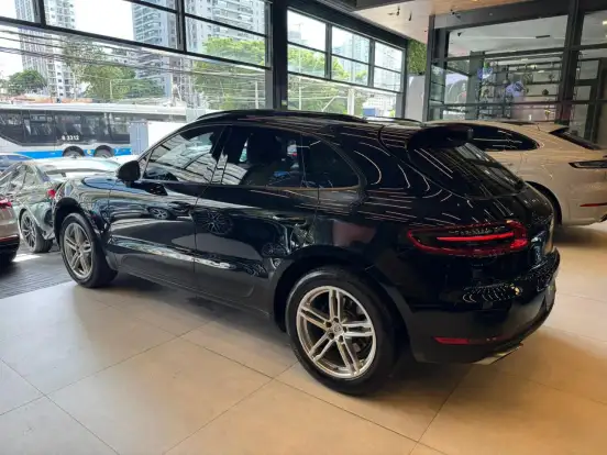 PORSCHE-MACAN-2016