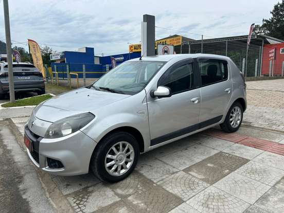 RENAULT-SANDERO-2013
