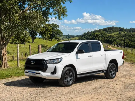 TOYOTA HILUX 2.8 D-4D TURBO DIESEL CD SR 4X4 AUTOMÁTICO TOYOTA HILUX 2.8 D-4D TURBO DIESEL CD SR 4X4 AUTOMÁTICO