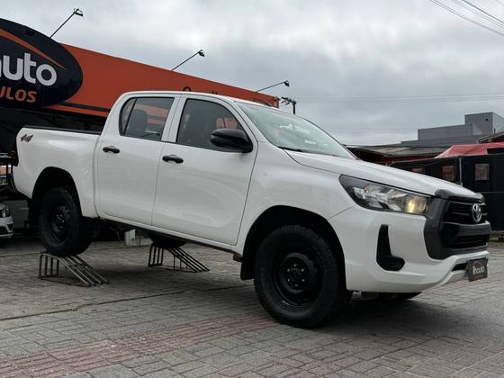 TOYOTA HILUX 2.8 D-4D TURBO DIESEL CD POWER PACK 4X4 MANUAL