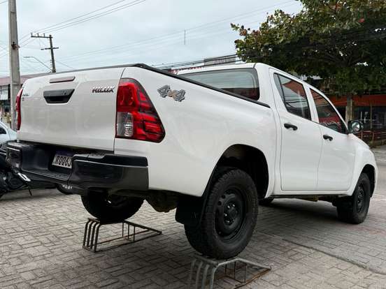 TOYOTA-HILUX-2021