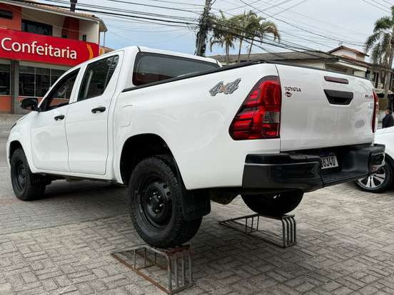 TOYOTA-HILUX-2021
