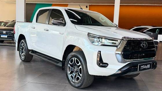 TOYOTA HILUX 2.8 D-4D TURBO DIESEL CD SRX 4X4 AUTOMÁTICO