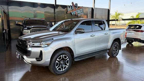 TOYOTA HILUX 2.8 D-4D TURBO DIESEL CD SRX 4X4 AUTOMÁTICO