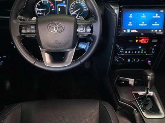 TOYOTA-HILUX-2.8 D-4D TURBO DIESEL CD SRX 4X4 AUTOMÁTICO TOYOTA-HILUX-2024