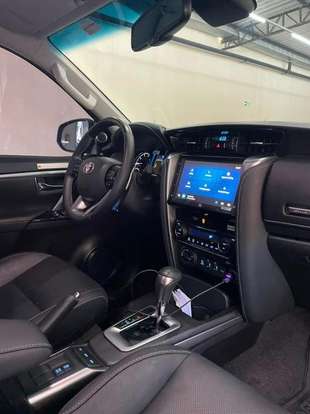 TOYOTA-HILUX-2.8 D-4D TURBO DIESEL CD SRX 4X4 AUTOMÁTICO TOYOTA-HILUX-2024
