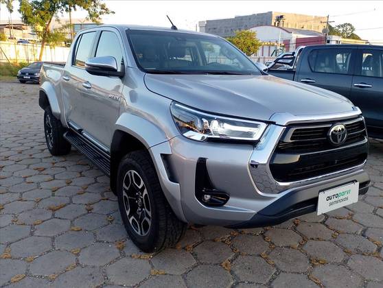 TOYOTA HILUX 2.8 D-4D TURBO DIESEL CD SRX PLUS 4X4 AUTOMÁTICO