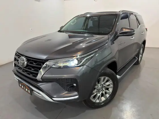 TOYOTA HILUX SW4 2.8 D-4D TURBO DIESEL SRX 7L 4X4 AUTOMÁTICO