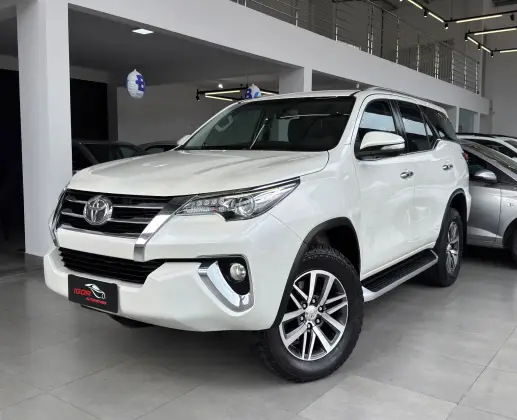 TOYOTA HILUX SW4 2.8 SRX 4X4 7 LUGARES 16V TURBO INTERCOOLER DIESEL 4P AUTOMÁTICO