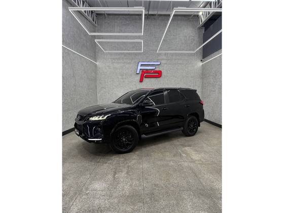 TOYOTA HILUX SW4 2.8 D-4D TURBO DIESEL DIAMOND 7L 4X4 AUTOMÁTICO