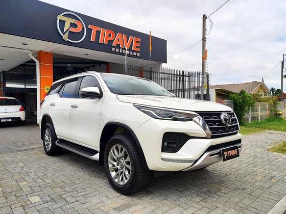TOYOTA HILUX SW4 2.8 D-4D TURBO DIESEL SRX 4X4 AUTOMÁTICO