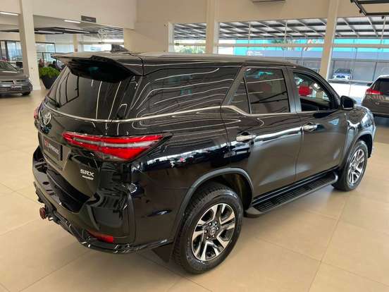 TOYOTA-HILUX SW4-2.8 D-4D TURBO DIESEL SRX PLATINUM 4X4 AUTOMÁTICO TOYOTA-HILUX SW4-2025