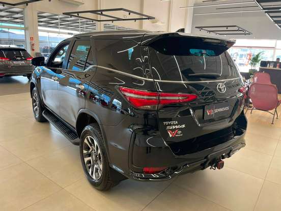 TOYOTA-HILUX SW4-2025