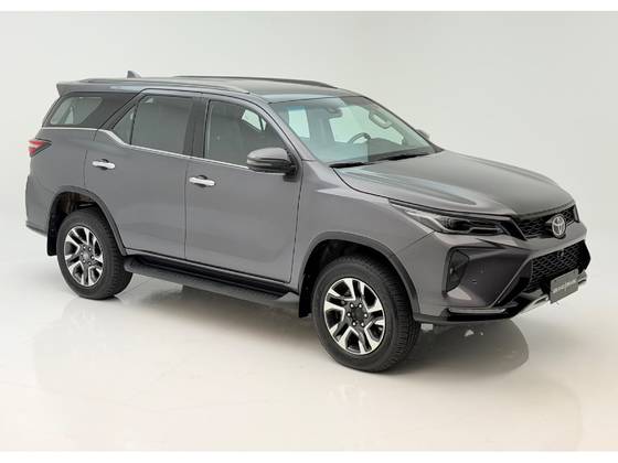 TOYOTA HILUX SW4 2.8 D-4D TURBO DIESEL SRX PLATINUM 7L 4X4 AUTOMÁTICO