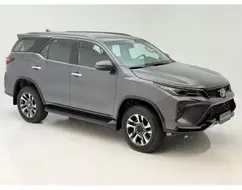 TOYOTA HILUX SW4 2.8 D-4D TURBO DIESEL SRX PLATINUM 7L 4X4 AUTOMÁTICO TOYOTA HILUX SW4 2.8 D-4D TURBO DIESEL SRX PLATINUM 7L 4X4 AUTOMÁTICO