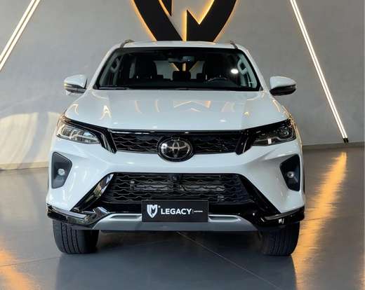 TOYOTA-HILUX SW4-2024