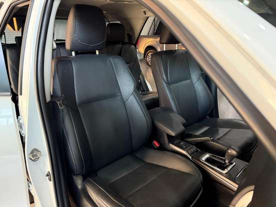 TOYOTA-HILUX SW4-2024