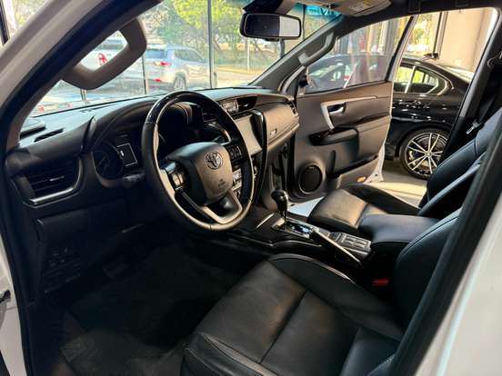 TOYOTA-HILUX SW4-2024