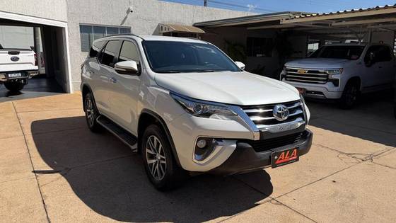 TOYOTA HILUX SW4 2.8 SRX 4X4 16V TURBO INTERCOOLER DIESEL 4P AUTOMÁTICO