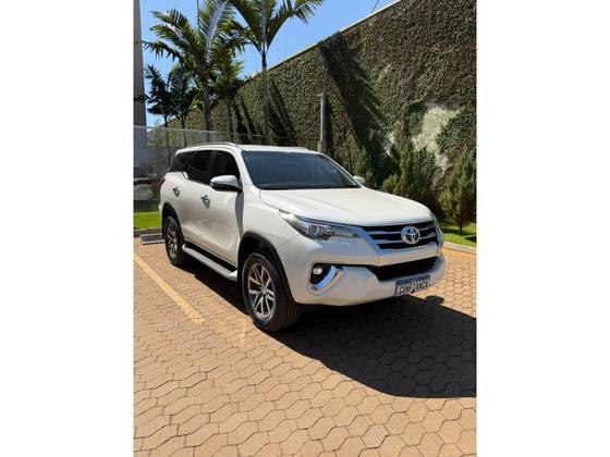 TOYOTA HILUX SW4 2.8 SRX 4X4 7 LUGARES 16V TURBO INTERCOOLER DIESEL 4P AUTOMÁTICO