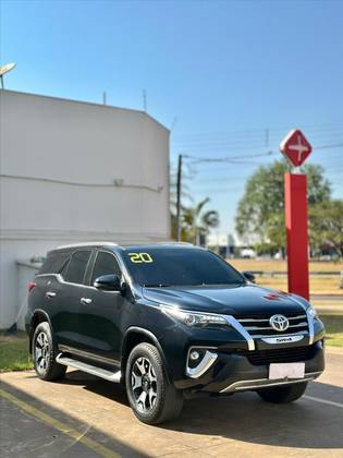 TOYOTA HILUX SW4 2.8 SRX 4X4 7 LUGARES 16V TURBO INTERCOOLER DIESEL 4P AUTOMÁTICO