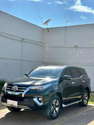 TOYOTA-HILUX SW4-2.8 SRX 4X4 7 LUGARES 16V TURBO INTERCOOLER DIESEL 4P AUTOMÁTICO TOYOTA-HILUX SW4-2019