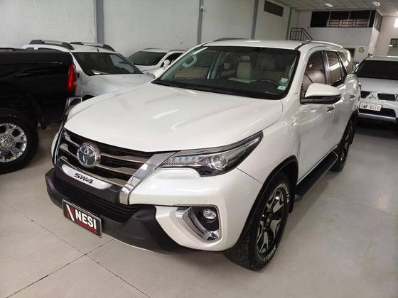 TOYOTA HILUX SW4 2.8 SRX DIAMOND 4X4 7 LUGARES 16V TURBO INTERCOOLER DIESEL 4P AUTOMÁTICO