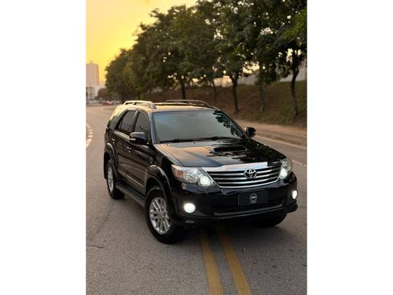 TOYOTA HILUX SW4 3.0 SRV 4X4 7 LUGARES 16V TURBO INTERCOOLER DIESEL 4P AUTOMÁTICO