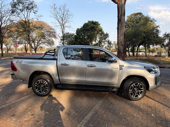 TOYOTA-HILUX-2021