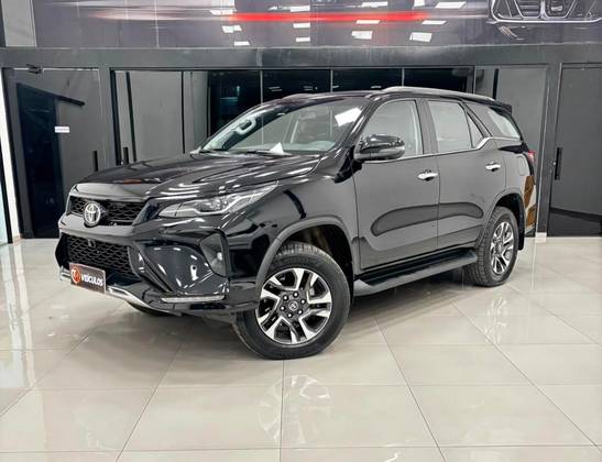 TOYOTA HILUX SW4 2.8 D-4D TURBO DIESEL SRX PLATINUM 7L 4X4 AUTOMÁTICO