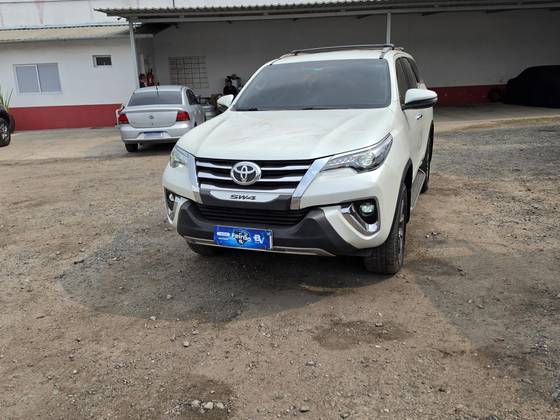 TOYOTA HILUX SW4 2.8 SRX 4X4 7 LUGARES 16V TURBO INTERCOOLER DIESEL 4P AUTOMÁTICO