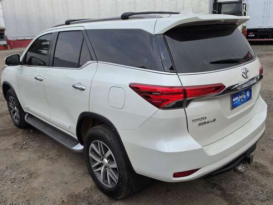TOYOTA-HILUX SW4-2.8 SRX 4X4 7 LUGARES 16V TURBO INTERCOOLER DIESEL 4P AUTOMÁTICO TOYOTA-HILUX SW4-2019