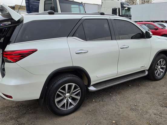 TOYOTA-HILUX SW4-2.8 SRX 4X4 7 LUGARES 16V TURBO INTERCOOLER DIESEL 4P AUTOMÁTICO TOYOTA-HILUX SW4-2019