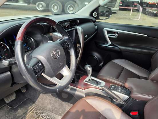TOYOTA-HILUX SW4-2.8 SRX 4X4 7 LUGARES 16V TURBO INTERCOOLER DIESEL 4P AUTOMÁTICO TOYOTA-HILUX SW4-2019