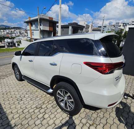 TOYOTA-HILUX SW4-2.8 SRX 4X4 7 LUGARES 16V TURBO INTERCOOLER DIESEL 4P AUTOMÁTICO TOYOTA-HILUX SW4-2017