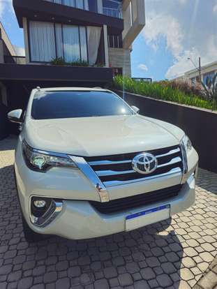 TOYOTA-HILUX SW4-2.8 SRX 4X4 7 LUGARES 16V TURBO INTERCOOLER DIESEL 4P AUTOMÁTICO TOYOTA-HILUX SW4-2017