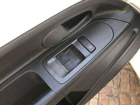 VOLKSWAGEN-UP-2015